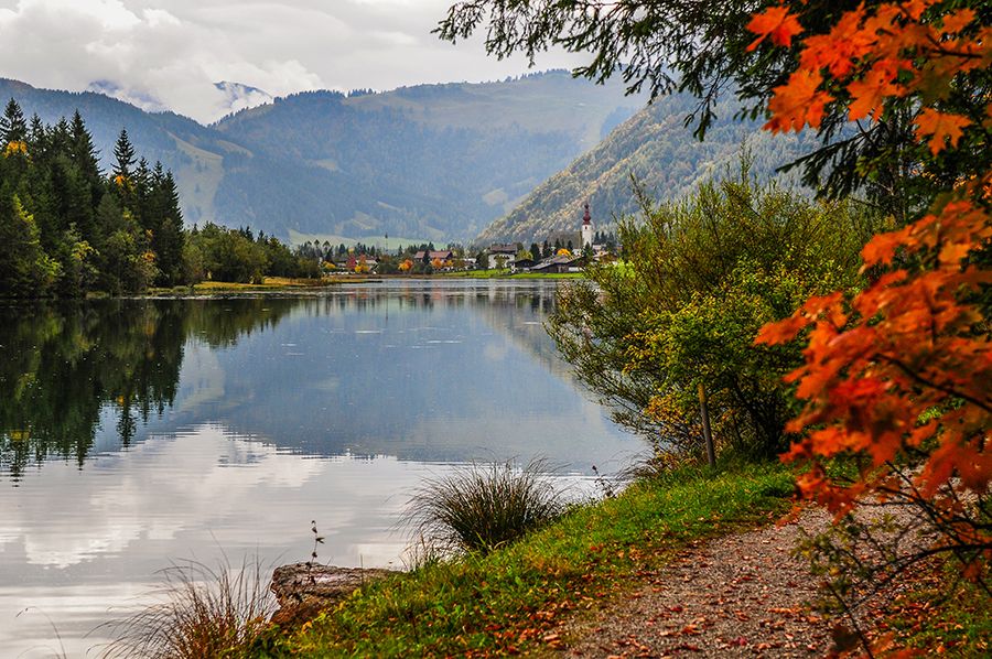 Spazieren am See in Tirol